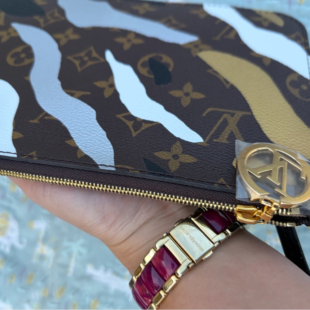 Louis Vuitton Limited Edition Neverfull MM Pouch - Picture 9 of 14
